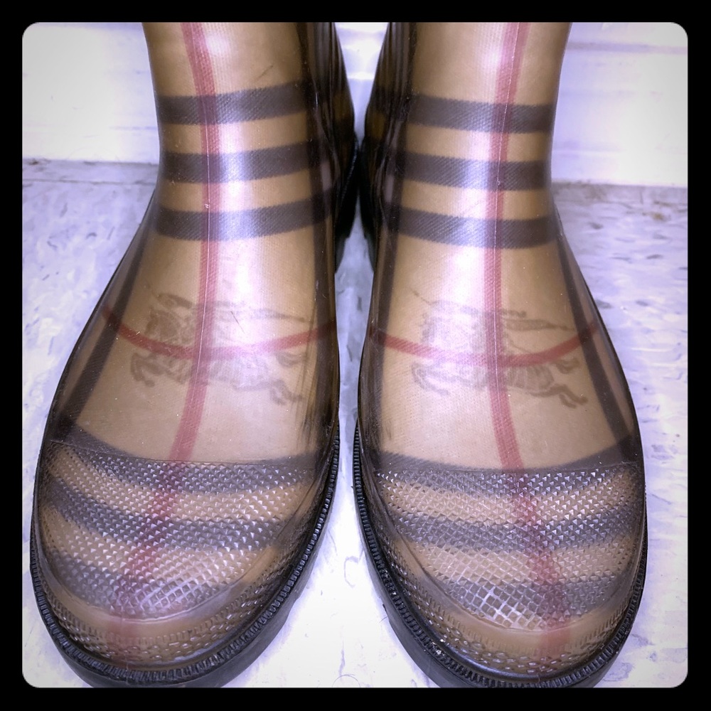 Burberry rain boots 👢
